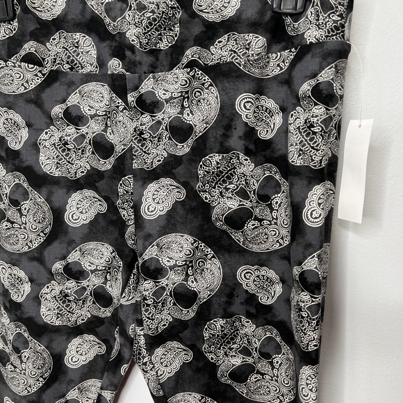 Celebrate Halloween nwt black acid wash paisley skeleton skulls - Picture 3 of 6
